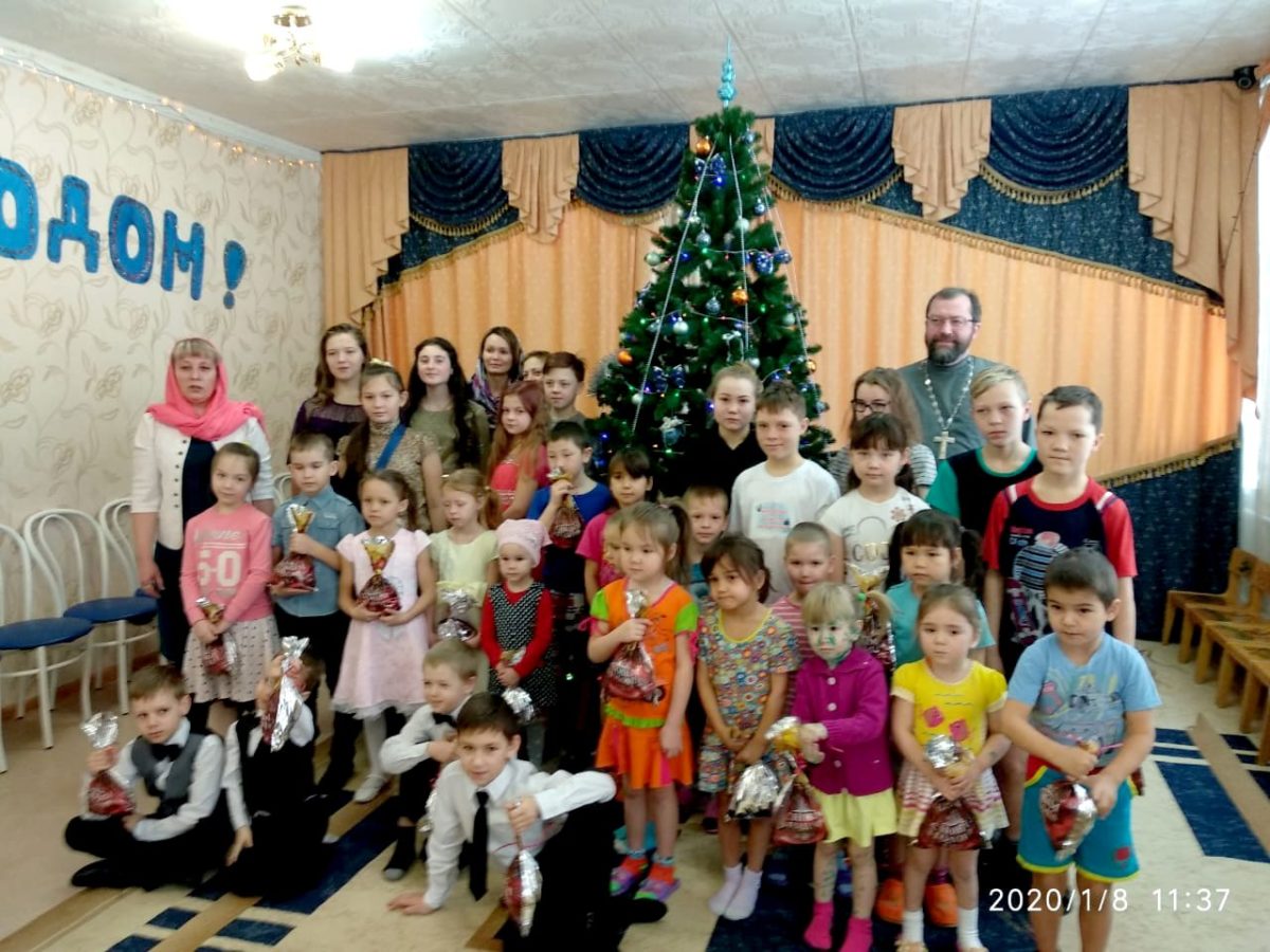 Воспитанники воскресной школы Кизильского женского монастыря поздравили детей из Центра Помощи Детям